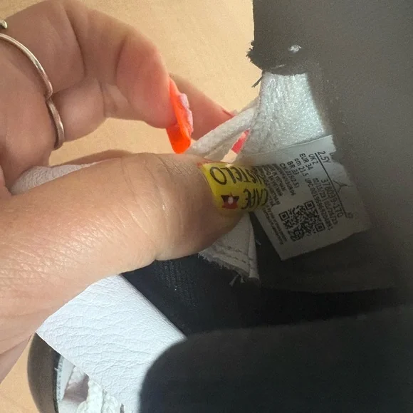 Kids Black and white Jordan's - Picture 6 of 7